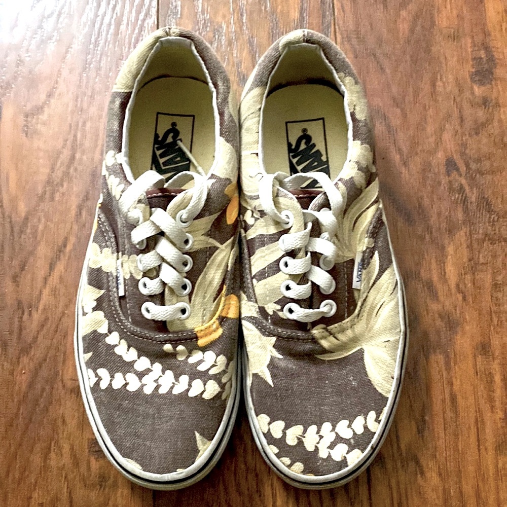 Vans lace up’s in a floral pattern